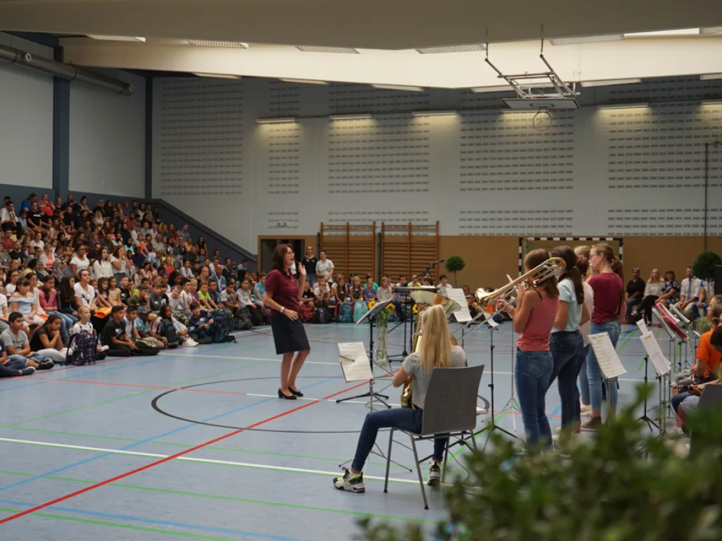 Blick über die Halle auf die musizierende Gruppe.